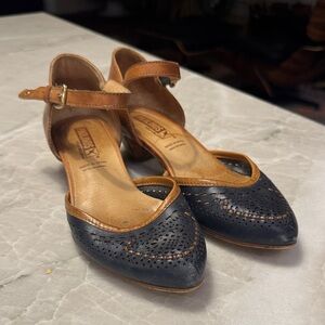 Navy & Tan Leather Pikolinos Kitten Heels